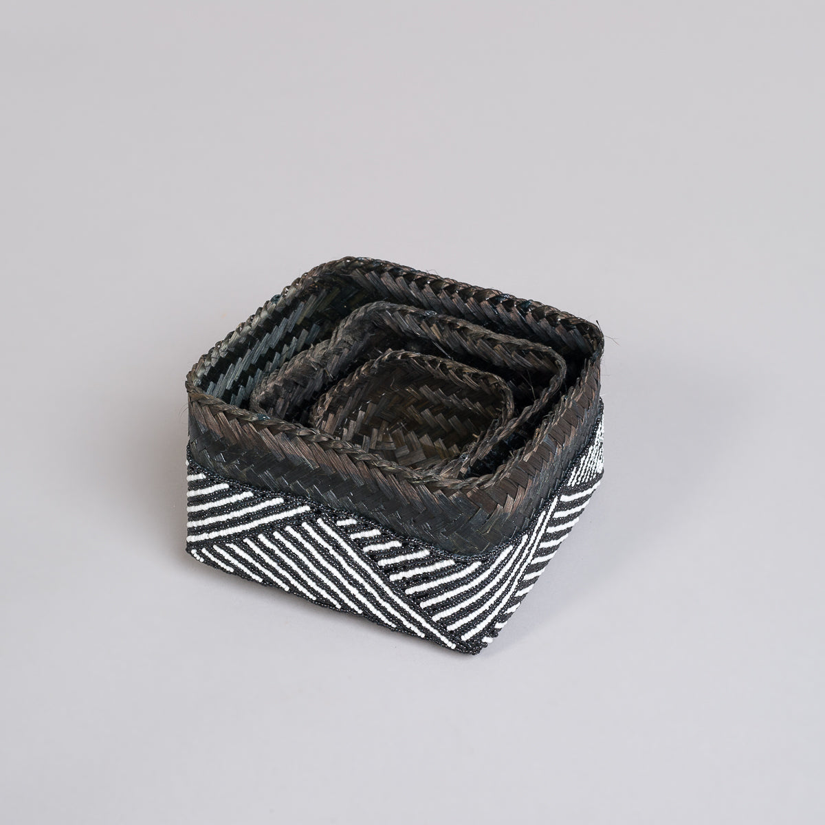 Boks Sett 3 stk med perle dekorasjon-Sort og hvit