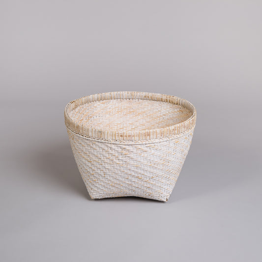 Håndlaget rund kurv i bambus -Hvit