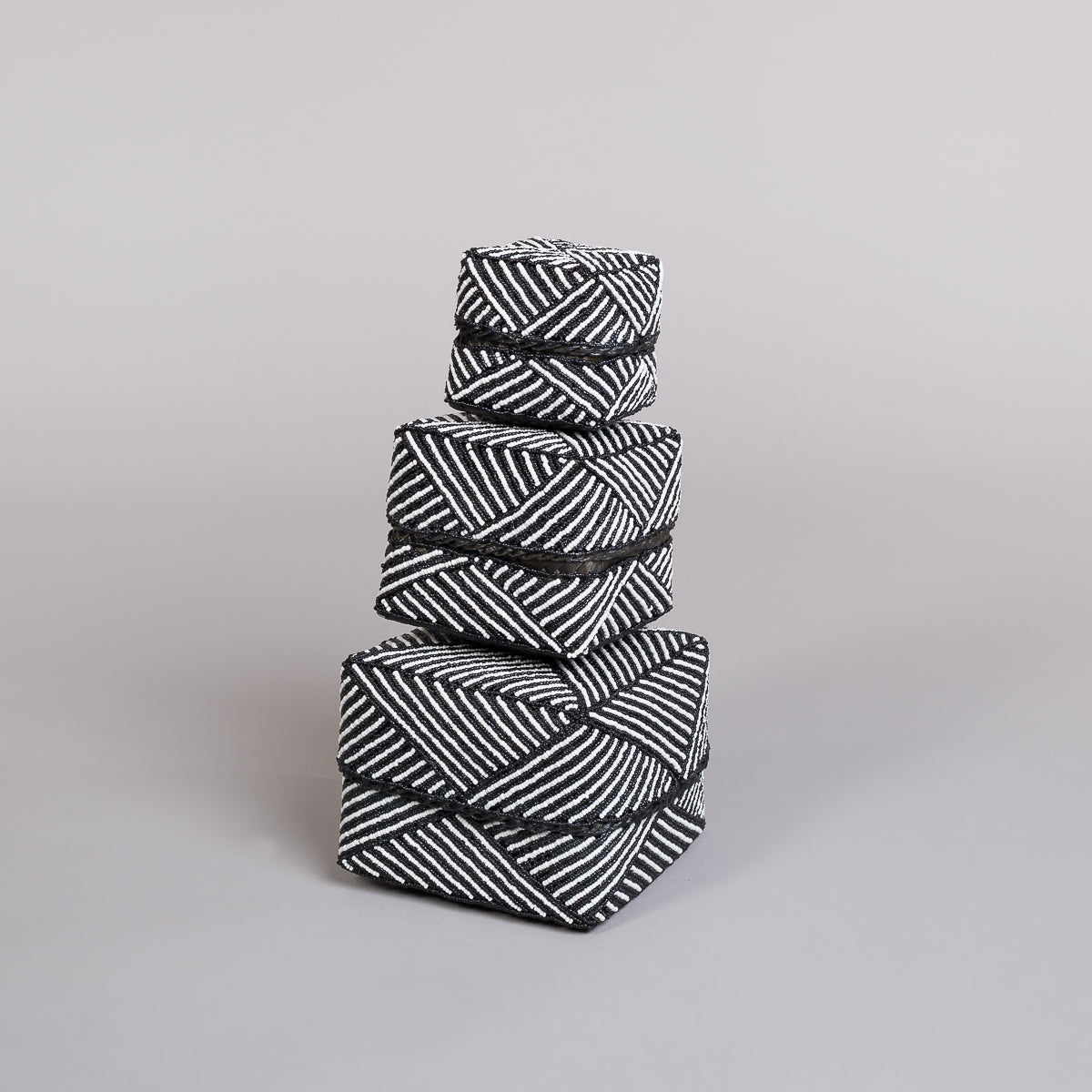 Boks Sett 3 stk med perle dekorasjon-Sort og hvit