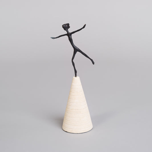 "Balanserende" - Skulptur i bronse og sandstein