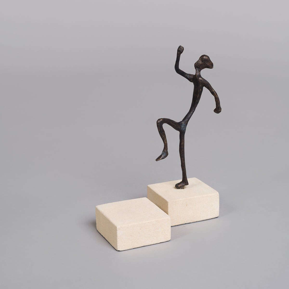 "Springende" - Skulptur i bronse og sandstein