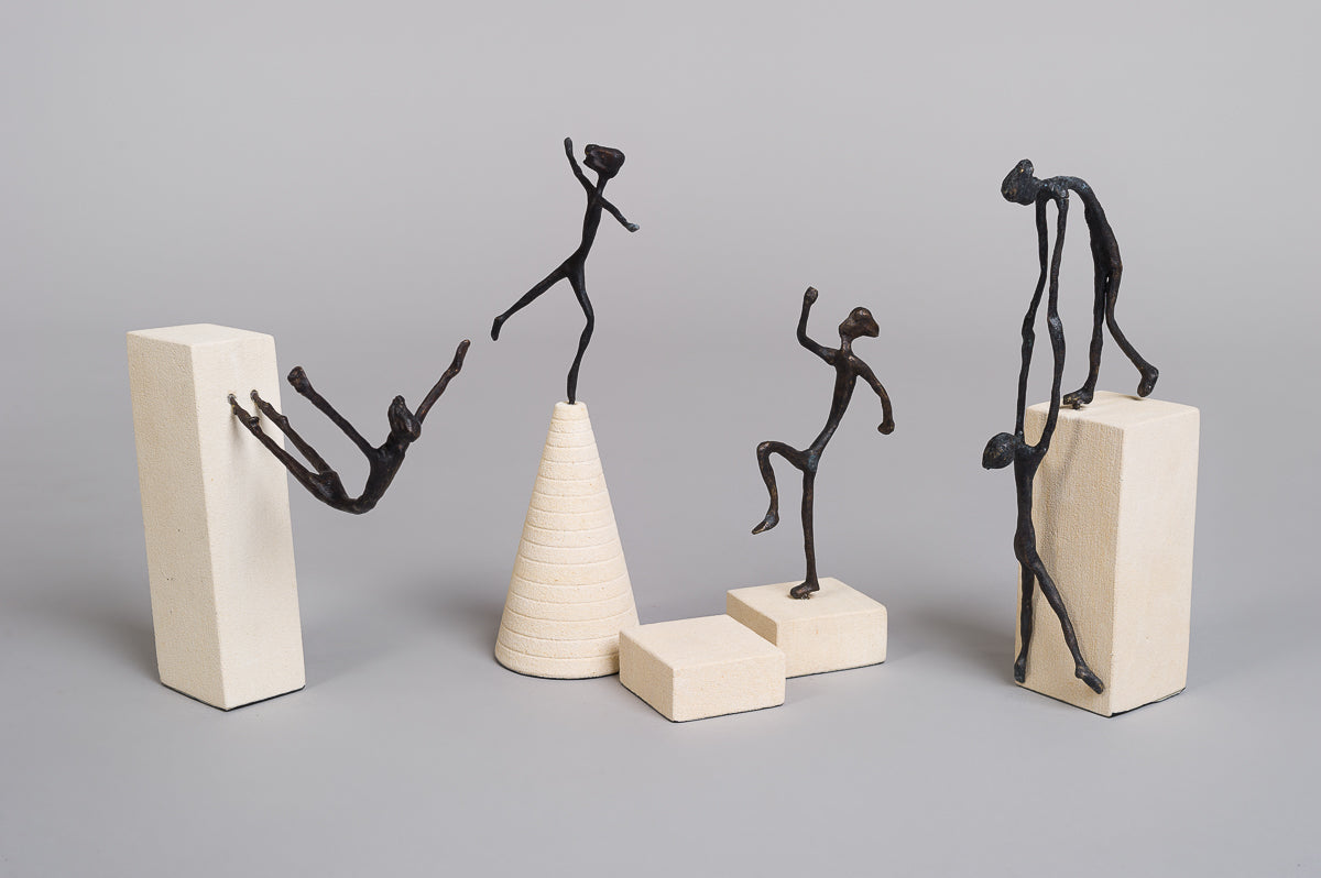 "Balanserende" - Skulptur i bronse og sandstein