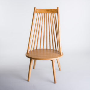 Stol i teak med høy rygg
